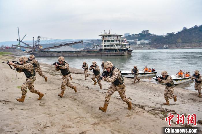 乘风破浪 重庆武警实战化演练淬炼水上“尖刀”(组图)