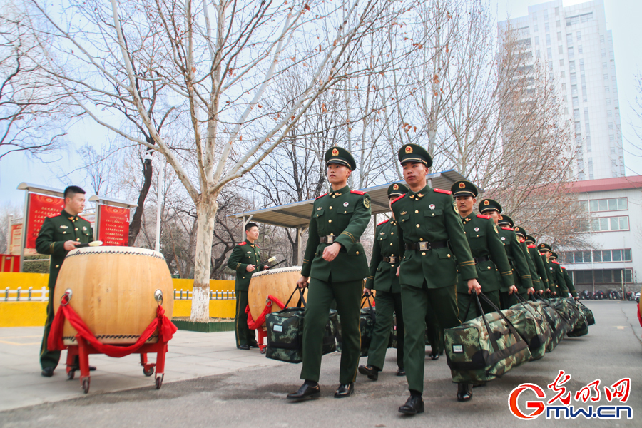 武警北京总队执勤第六支队喜迎新兵下连(组图)