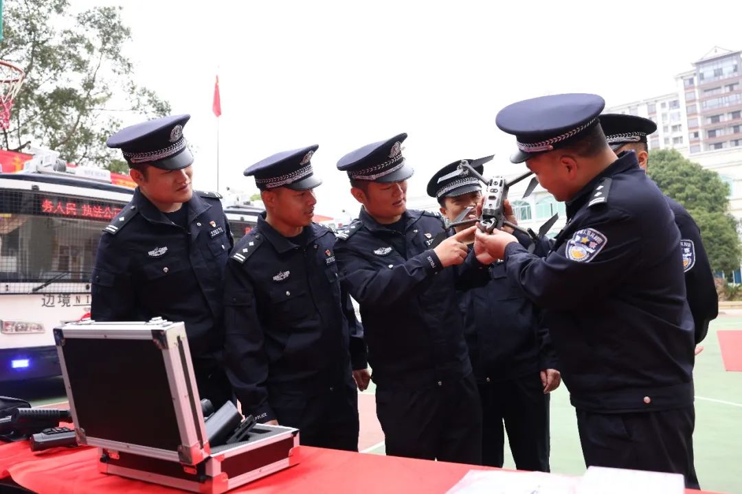 新装备“亮相”！广西百色边境管理支队举行警用装备配发仪式(组图)