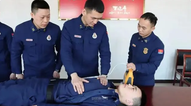 黑龙江冰城“火焰蓝”培训使用除颤仪，提升应急救援能力(组图)