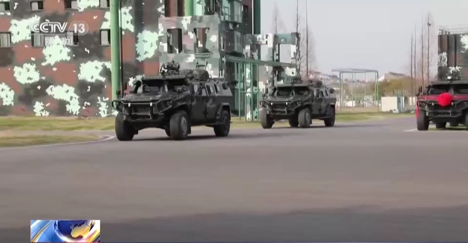 武警安徽总队列装新型防护突击车(组图)