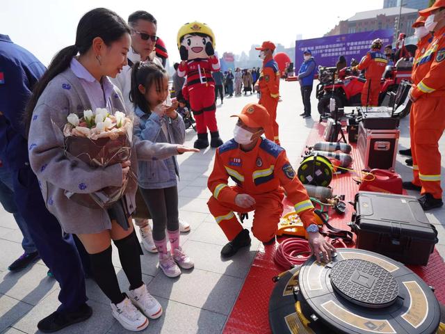 上海最大消防船亮相、VR模拟逃生体验……共创消防安全氛围，上海消防举行学雷锋志愿服务活动(组图)