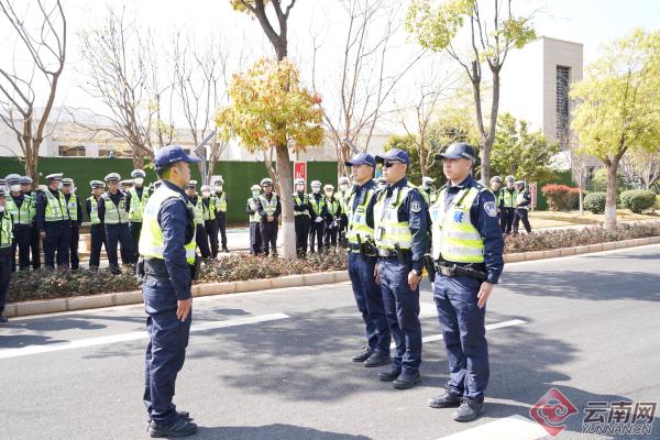 送“教”到基层 云南大理交警开展警务实战技能练兵(组图)