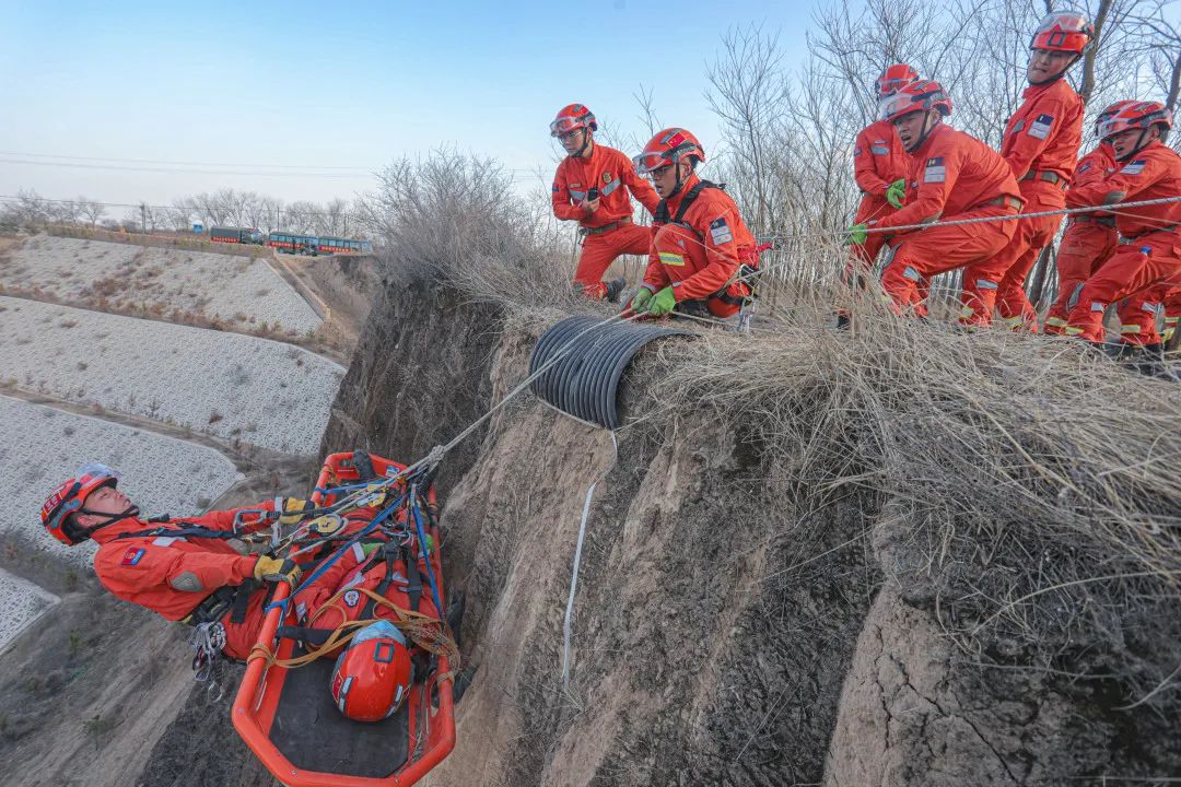 利剑出鞘！甘肃消防员陌生地域实战化练兵(组图)