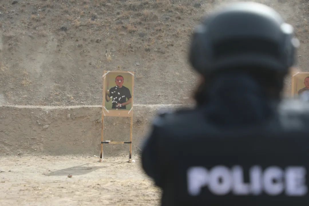 宁夏灵武公安组织开展实弹射击训练(组图)
