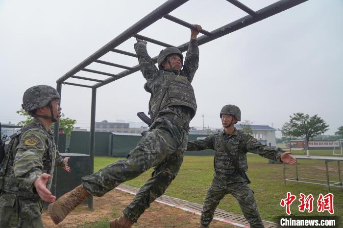 广西钦州武警特战队员开展综合演练 提升协同作战能力(组图)