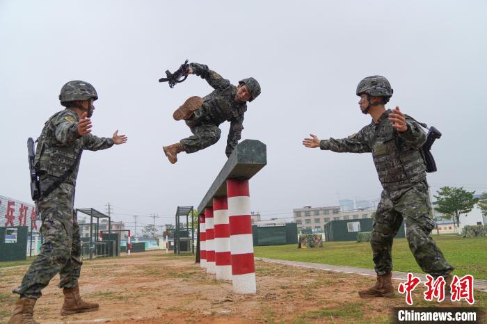 广西钦州武警特战队员开展综合演练 提升协同作战能力(组图)