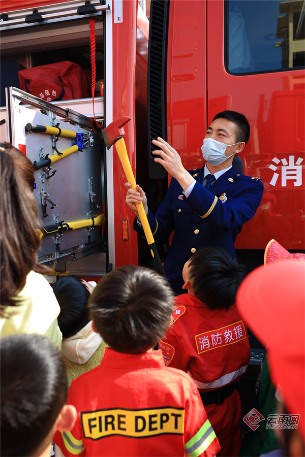 走进云南昆明眠山消防救援站 与消防“蓝朋友”零距离接触(组图)