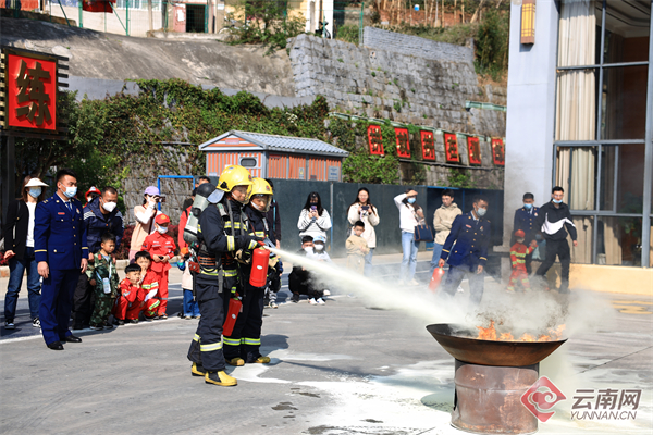 走进云南昆明眠山消防救援站 与消防“蓝朋友”零距离接触(组图)