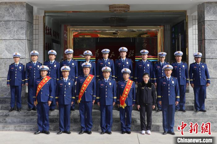 西藏森林消防总队举行消防员晋升消防救援衔仪式(组图)