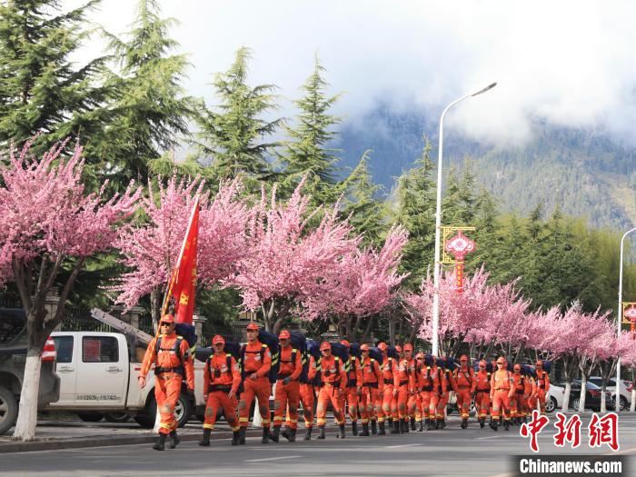 西藏林芝市森林消防开展30公里野外徒步拉练(组图)