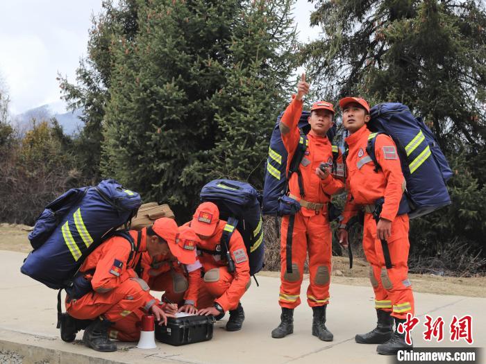 西藏林芝市森林消防开展30公里野外徒步拉练(组图)