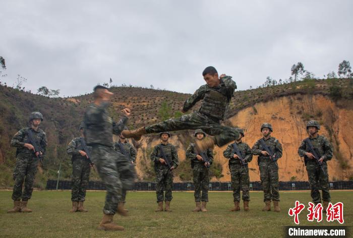 广西来宾武警官兵开展强化训练(组图)