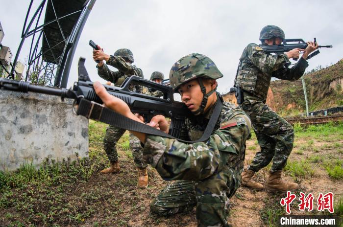 广西来宾武警官兵开展强化训练(组图)