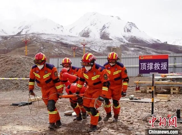 青海玉树消防高原砺剑 零下15度开展地震实战演练(组图)