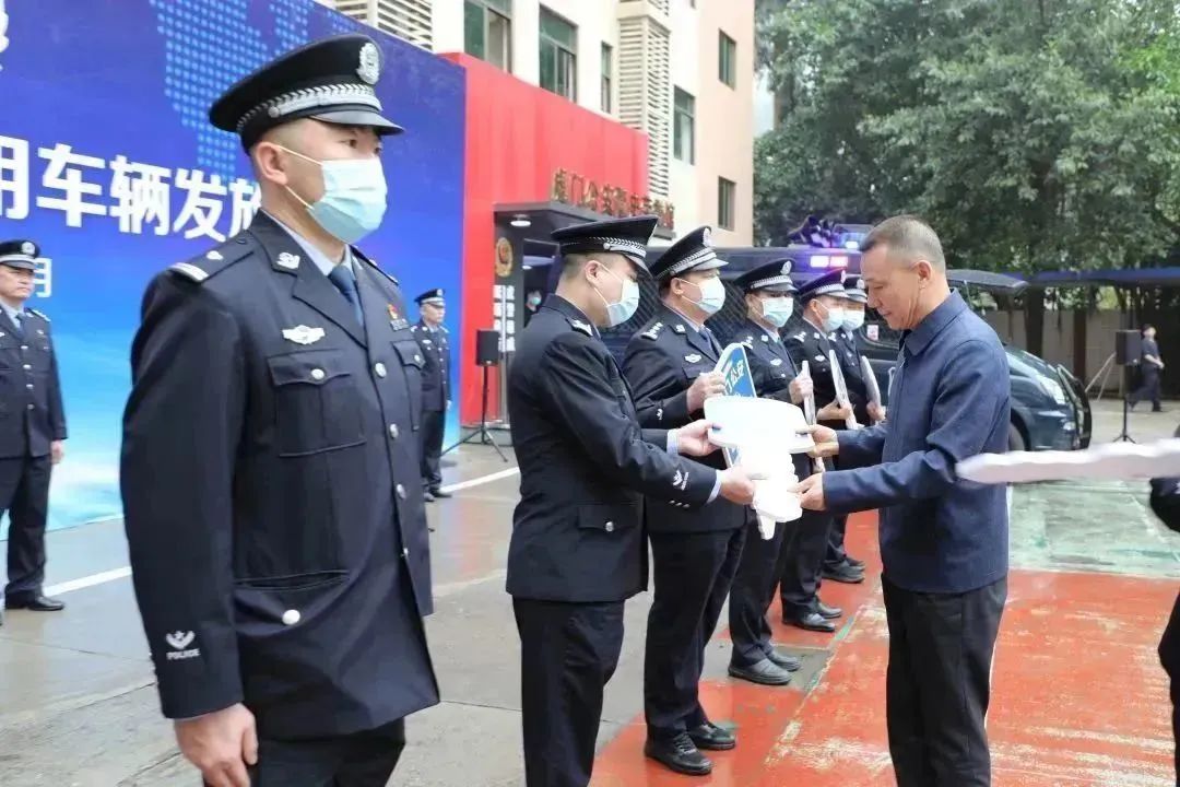 广东省东莞市虎门公安分局举行警用车辆发放仪式(组图)