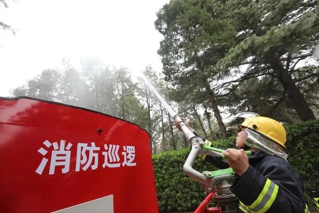 北京：消防演练，喷水湿化，联合检查，清明期间消防部门多举措防火灾(组图)
