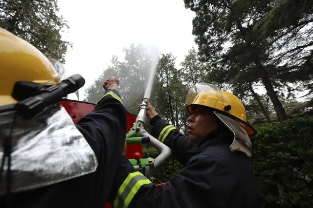 北京：消防演练，喷水湿化，联合检查，清明期间消防部门多举措防火灾(组图)