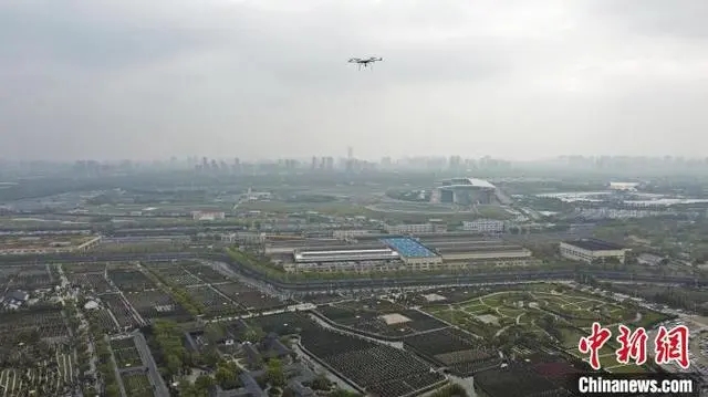 上海：警用直升机与无人机叠加巡逻 确保清明祭扫活动安全有序(组图)