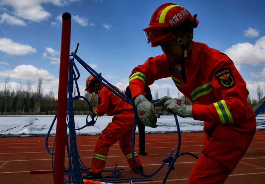 内蒙古鄂尔多斯市消防救援支队举办2023年消防行业职业技能大赛(图)