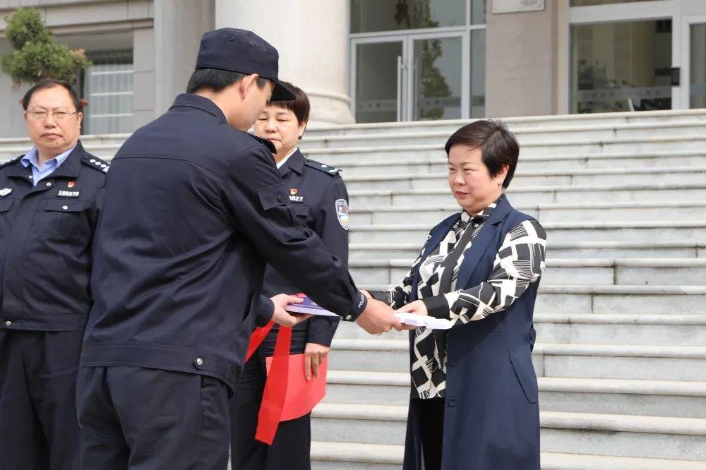 社区民警添“新甲” 基层警务增活力 河南信阳息县公安局举行警用车辆发放仪式(组图)