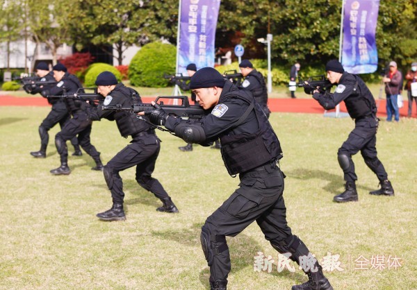 上海市公安局举办“高中生进警营”开放活动(组图)