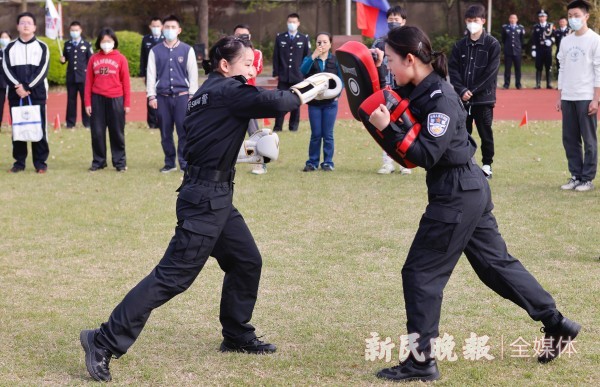 上海市公安局举办“高中生进警营”开放活动(组图)