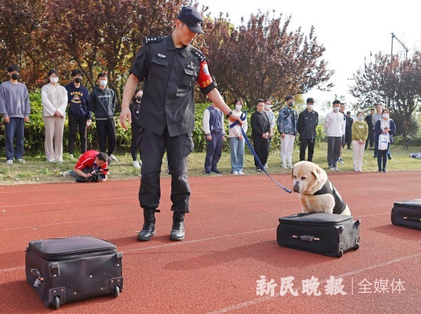 上海市公安局举办“高中生进警营”开放活动(组图)