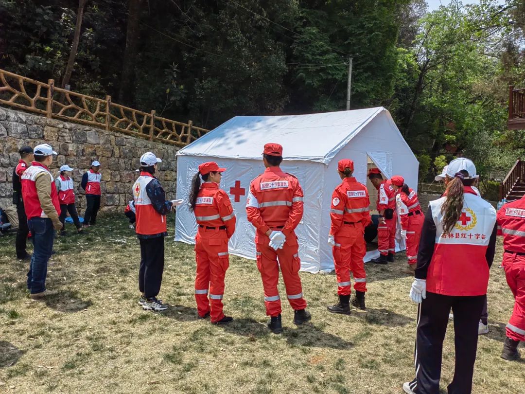 云南昆明红十字救援队总队联合石林分队开展野外搜救驻训(组图)