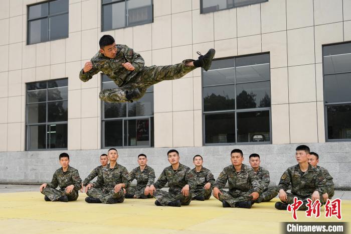 武警福建总队机动支队开展搏击教练员集训(组图)