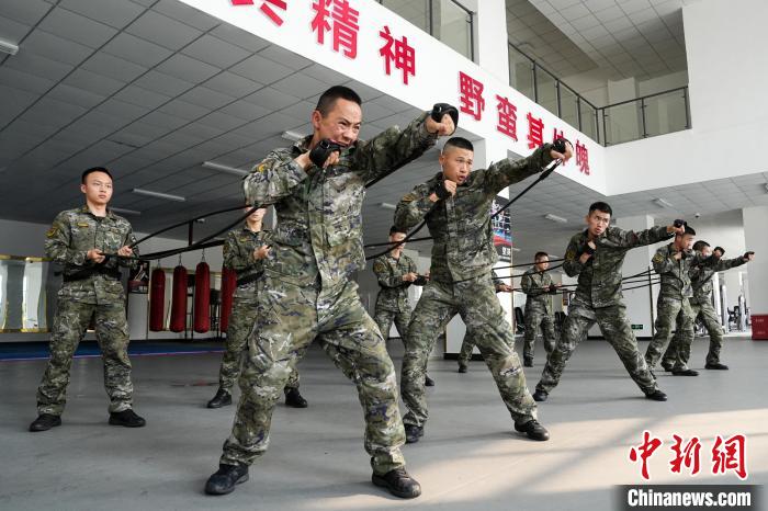 武警福建总队机动支队开展搏击教练员集训(组图)