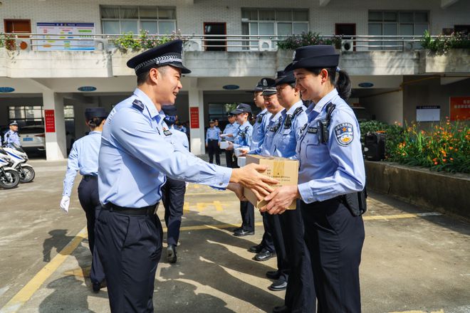 广东佛山：22辆警用摩托车发放基层 助力社区警务跑出加速度(组图)