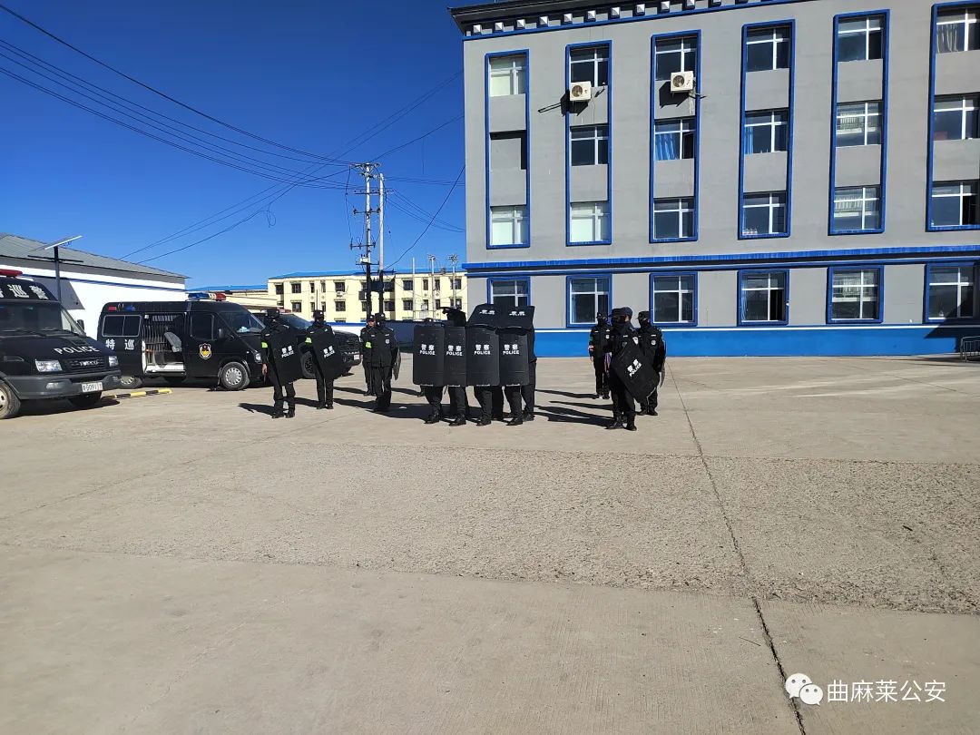 青海曲麻莱县公安局特巡警大队组织开展18人防暴阵型训练(组图)