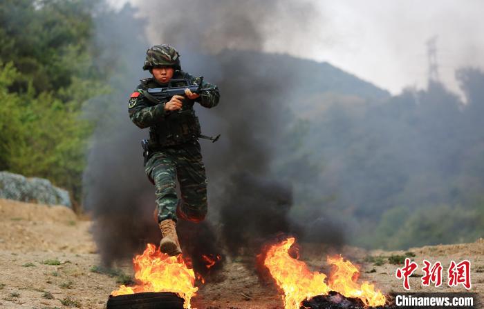 武警军医野外锤炼战救技能 推动卫勤专业力量融入作战体系(组图)