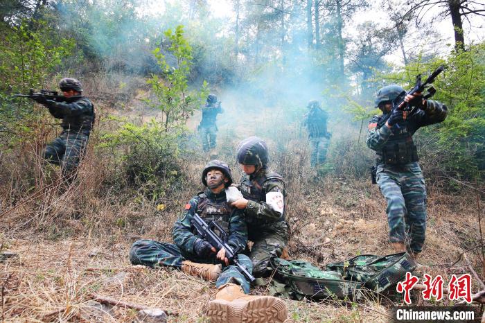 武警军医野外锤炼战救技能 推动卫勤专业力量融入作战体系(组图)