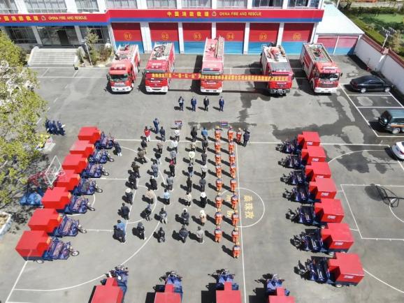 西藏日喀则市桑珠孜区举行社区机动前突应急救援器材配发仪式(组图)