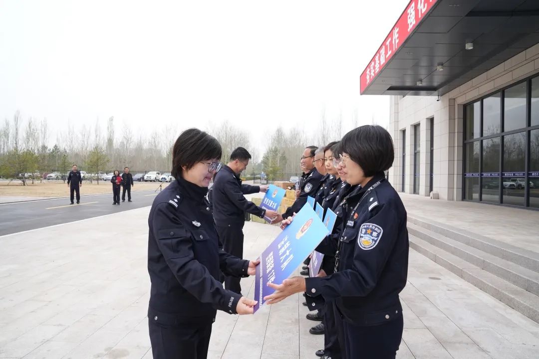 内蒙古康巴什公安分局举行警用装备发放仪式(组图)