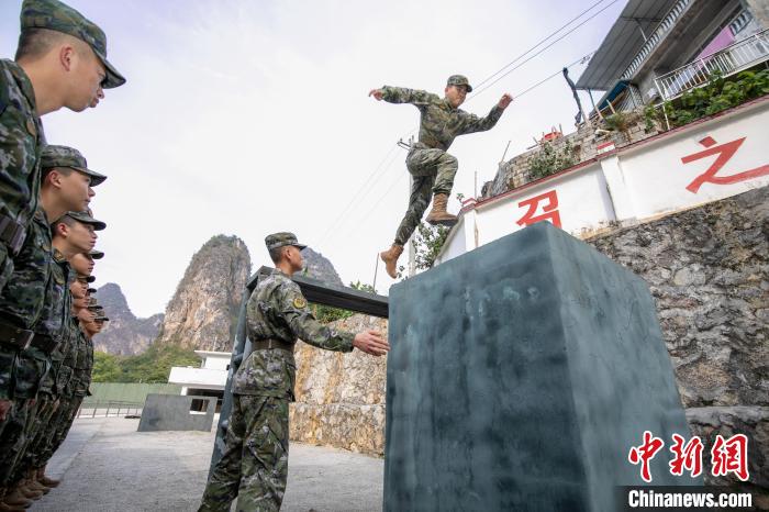 尖兵淬刃 广西河池武警官兵开展多课目强化训练(组图)