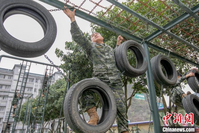 尖兵淬刃 广西河池武警官兵开展多课目强化训练(组图)