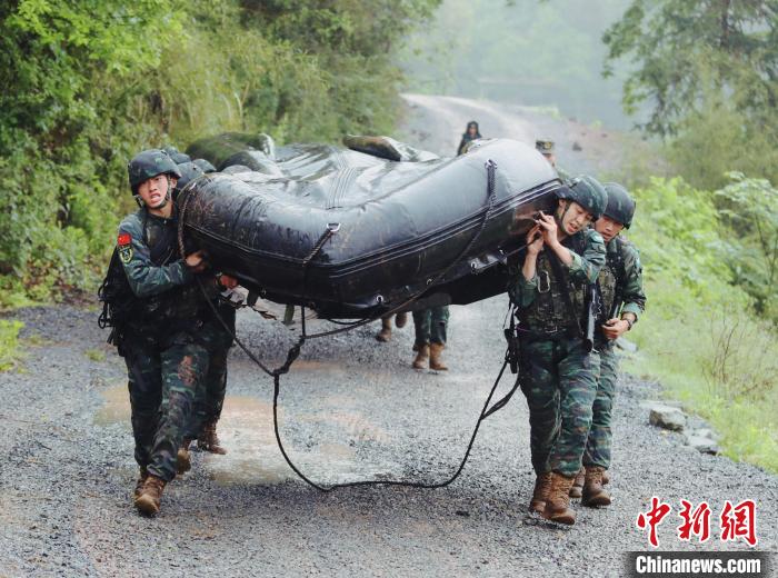 武警重庆总队开展野外极限训练(组图)