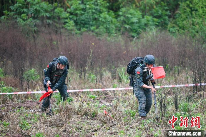 武警重庆总队开展野外极限训练(组图)