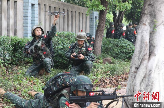 武警重庆总队开展野外极限训练(组图)