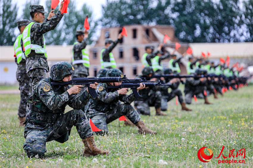 弹无虚发！直击天津武警多武器多课目实弹射击现场(组图)