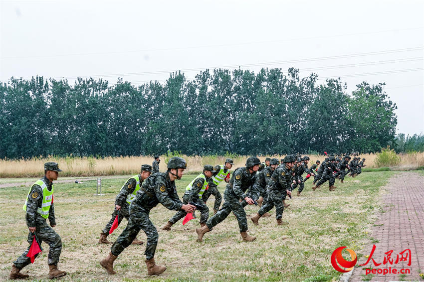 弹无虚发！直击天津武警多武器多课目实弹射击现场(组图)