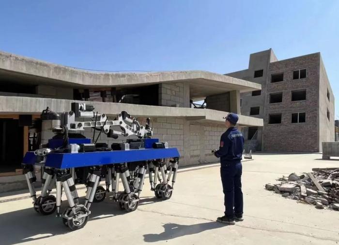 应急救援“上新” 兵器工业集团制造救援机器人通过验收(图)