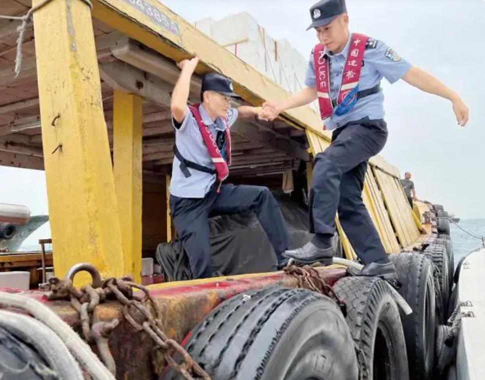 “突、突、突……”带你直击万山出入境边防检查站民警出海巡逻(图)