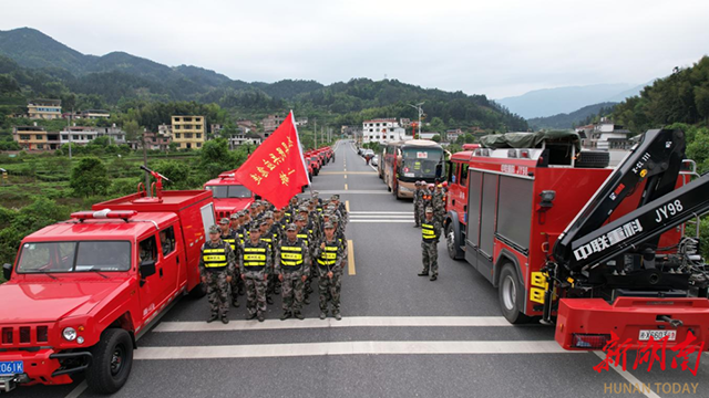 军地联合应急演练 筑牢湘赣边区安全(组图)