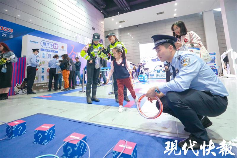 警民携手共筑心盾防线！江苏无锡警营开放日活动开启(组图)