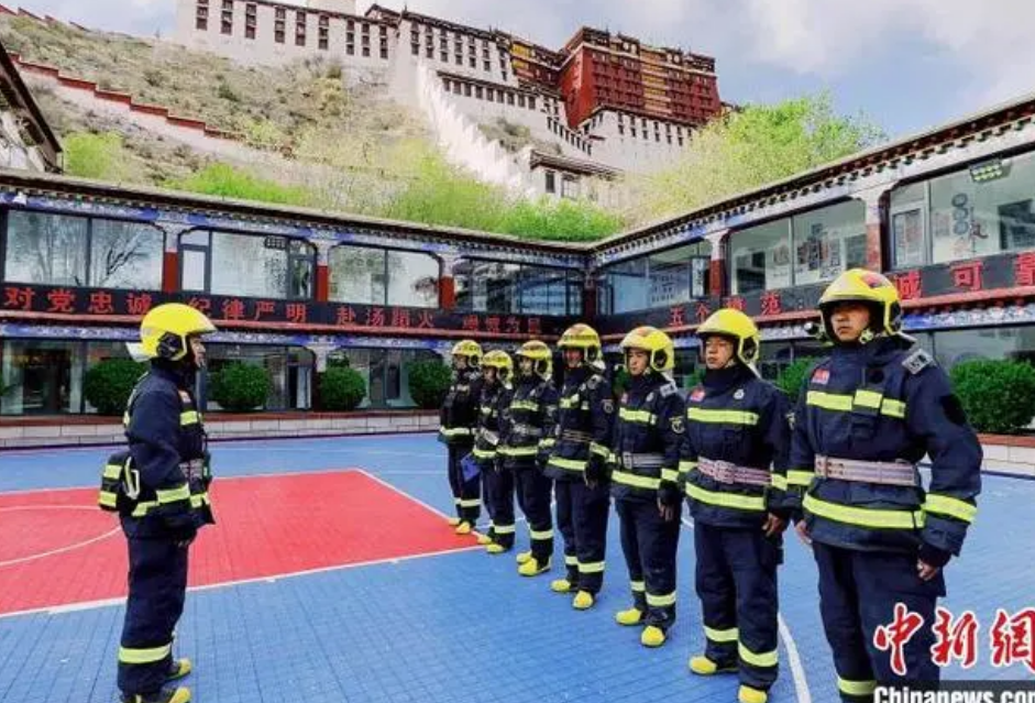 西藏布达拉宫消防救援大队开展消防安全应急疏散演练(组图)