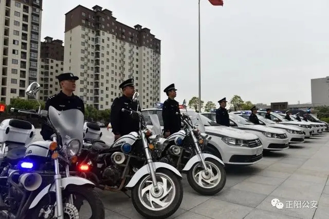 河南正阳县公安局举行警用车辆发放仪式(组图)